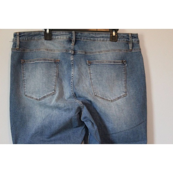 Vigoss Marley Distressed Midrise Cuffed Capri Light Wash Plus Size 22 H14763 - Picture 11 of 14